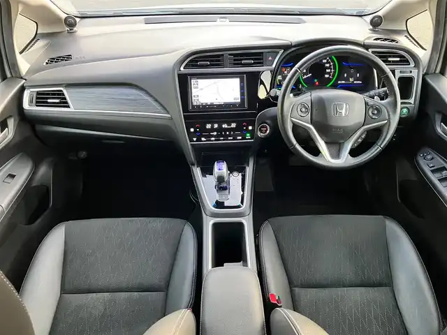 ホンダ シャトル ハイブリッド Z 静岡県 2015(平27)年 4.2万km ホワイトオーキッドパール 純正ナビ(CD/DVD/BT/フルセグ)/バックカメラ/ドライブレコーダー前後・全方位/ETC/エンジンスタートボタン/パワーステアリング/パワーウィンドウ/アイドリングストップ/パドルシフト/寒冷地仕様/保証書/取扱説明書/スマートキー/スペアキー１本/クルーズコントロール/純正フロアマット/ハーフレザーシート/D席N席シートヒーター/ルーフレール/純正アルミホイール/ABS/横滑り防止装置/オートライト/LEDヘッドライト/W+サイドエアバッグ/カーテンエアバッグ/衝突軽減システム/デジタルインナーミラー