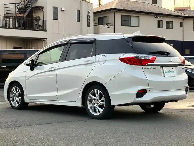ホンダ シャトル ハイブリッド Z 静岡県 2015(平27)年 4.2万km ホワイトオーキッドパール 純正ナビ(CD/DVD/BT/フルセグ)/バックカメラ/ドライブレコーダー前後・全方位/ETC/エンジンスタートボタン/パワーステアリング/パワーウィンドウ/アイドリングストップ/パドルシフト/寒冷地仕様/保証書/取扱説明書/スマートキー/スペアキー１本/クルーズコントロール/純正フロアマット/ハーフレザーシート/D席N席シートヒーター/ルーフレール/純正アルミホイール/ABS/横滑り防止装置/オートライト/LEDヘッドライト/W+サイドエアバッグ/カーテンエアバッグ/衝突軽減システム/デジタルインナーミラー