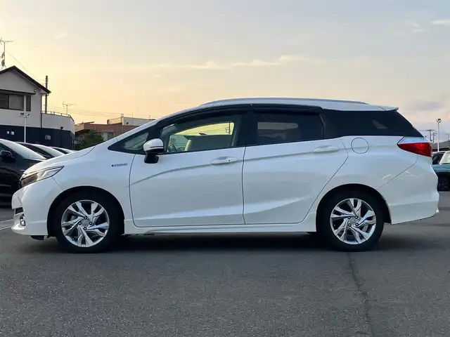 ホンダ シャトル ハイブリッド Z 静岡県 2015(平27)年 4.2万km ホワイトオーキッドパール 純正ナビ(CD/DVD/BT/フルセグ)/バックカメラ/ドライブレコーダー前後・全方位/ETC/エンジンスタートボタン/パワーステアリング/パワーウィンドウ/アイドリングストップ/パドルシフト/寒冷地仕様/保証書/取扱説明書/スマートキー/スペアキー１本/クルーズコントロール/純正フロアマット/ハーフレザーシート/D席N席シートヒーター/ルーフレール/純正アルミホイール/ABS/横滑り防止装置/オートライト/LEDヘッドライト/W+サイドエアバッグ/カーテンエアバッグ/衝突軽減システム/デジタルインナーミラー