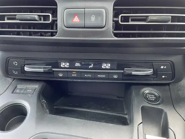 シトロエン シトロエン ベルランゴ シャイン 埼玉県 2021(令3)年 5.2万km サーブル ワンオーナー車/ディーゼルターボ/ガラスルーフ/純正ディスプレイオーディオ/カープレイ/360度カメラ/ETC/前後ドラレコ/アクティブクルーズコントロール/衝突軽減ブレーキ/クリアランスソナー/純正１６インチアルミ/プッシュスタート/スマートキー/保証書付整備手帳/取扱説明書