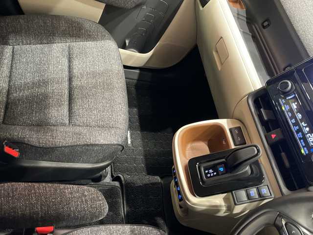 トヨタ シエンタ ハイブリッド Z 埼玉県 2023(令5)年 1.2万km ブラック トヨタセーフティーセンス/純正メモリーナビ/　　BT/フルセグ/バック、全方位カメラ/両側パワースライドドア/レーダークルーズコントロール/LEDオートライト/前席シートヒーター/ハンドルヒーター/純正ビルトインETC2.0