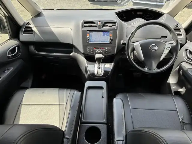 日産 セレナ ハイウェイスター Sハイブリッド 熊本県 2013(平25)年 8.9万km ブリリアントホワイトパール 純正SDナビ(MC313D-W)/【フルセグTV/SD/CD/DVD/Bluetooth】/バックカメラ/ALPINEフリップダウンモニター/片側パワースライドドア/クルーズコントロール/社外17インチアルミホイール/Clazzio革調シートカバー/オートライト/ETC/横滑り防止装置/盗難防止装置/純正フロアマット/プッシュスタート/スマートキー/スペアキー/三列シート/ウォークスルー/取扱説明書/保証書