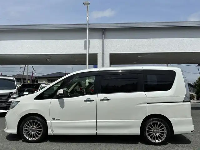 日産 セレナ ハイウェイスター Sハイブリッド 熊本県 2013(平25)年 8.9万km ブリリアントホワイトパール 純正SDナビ(MC313D-W)/【フルセグTV/SD/CD/DVD/Bluetooth】/バックカメラ/ALPINEフリップダウンモニター/片側パワースライドドア/クルーズコントロール/社外17インチアルミホイール/Clazzio革調シートカバー/オートライト/ETC/横滑り防止装置/盗難防止装置/純正フロアマット/プッシュスタート/スマートキー/スペアキー/三列シート/ウォークスルー/取扱説明書/保証書