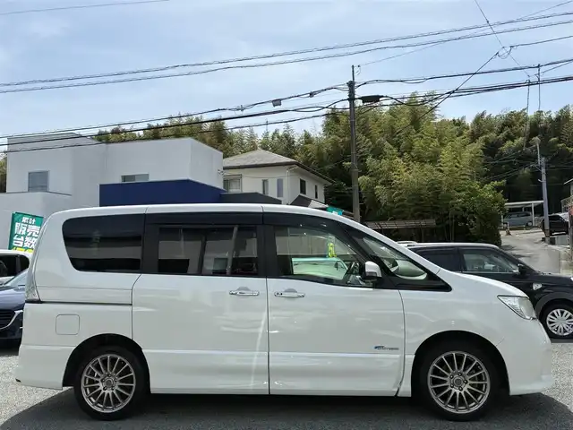 日産 セレナ ハイウェイスター Sハイブリッド 熊本県 2013(平25)年 8.9万km ブリリアントホワイトパール 純正SDナビ(MC313D-W)/【フルセグTV/SD/CD/DVD/Bluetooth】/バックカメラ/ALPINEフリップダウンモニター/片側パワースライドドア/クルーズコントロール/社外17インチアルミホイール/Clazzio革調シートカバー/オートライト/ETC/横滑り防止装置/盗難防止装置/純正フロアマット/プッシュスタート/スマートキー/スペアキー/三列シート/ウォークスルー/取扱説明書/保証書
