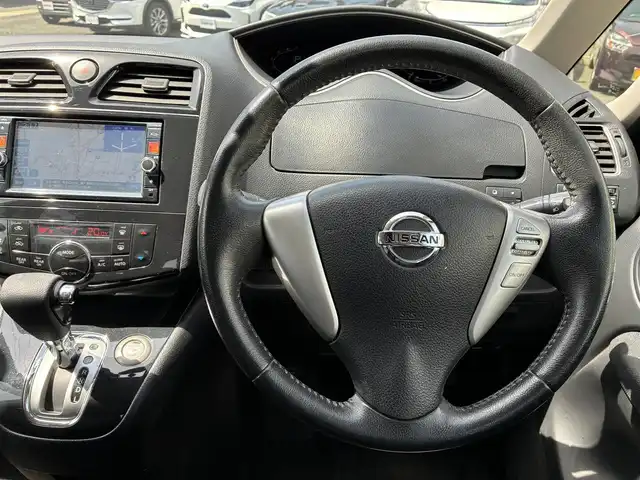 日産 セレナ ハイウェイスター Sハイブリッド 熊本県 2013(平25)年 8.9万km ブリリアントホワイトパール 純正SDナビ(MC313D-W)/【フルセグTV/SD/CD/DVD/Bluetooth】/バックカメラ/ALPINEフリップダウンモニター/片側パワースライドドア/クルーズコントロール/社外17インチアルミホイール/Clazzio革調シートカバー/オートライト/ETC/横滑り防止装置/盗難防止装置/純正フロアマット/プッシュスタート/スマートキー/スペアキー/三列シート/ウォークスルー/取扱説明書/保証書