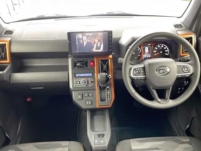 ダイハツ タフト G ターボ 道央・札幌 2023(令5)年 2.6万km フォレストカーキメタリック ・４WD　/ターボ/ 　スマートアシスト/・衝突回避支援ブレーキ/衝突安全ボディ/・EBD（電子制動力配分装置）、盗難防止システム/全周囲カメラ/横滑り防止装置/・レーンアシスト、ヒルスタートアシスト/・レーダークルーズコントロール/・純正ディスプレイオーディオ/・フルセグ/Bluetooth/USB/HDMI/・コーナーセンサー/・スカイフィールトップ/・運転席。助手席シートヒーター/・ETC/・スタッドレスタイヤ積込み