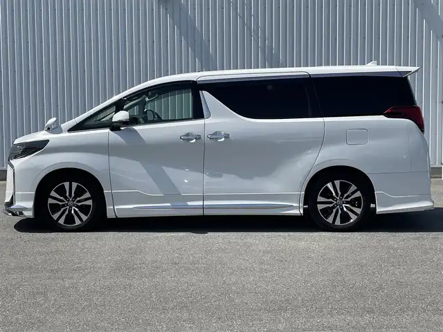 トヨタ アルファード S Cパッケージ 福岡県 2021(令3)年 4.2万km ホワイトパールクリスタルシャイン モデリスタエアロ(F.S.R)/ツインムーンルーフ/純正フリップダウンモニター/純正ＤＡナビ/CD/DVD/BT/バックカメラ/黒革シート/ＰＣＳ/LTA/ＢＳＭ/レーダークルーズコントロール/ビルトインETC/両側パワースライドドア/パワーバックドア/デジタルインナーミラー/シートメモリー/前席パワーシート/前席シートヒーター/ベンチレーション/オットマン/三眼LED/オートハイビーム/AC100V/電動パーキング/ブレーキホールド/スマートキー/プッシュスタート