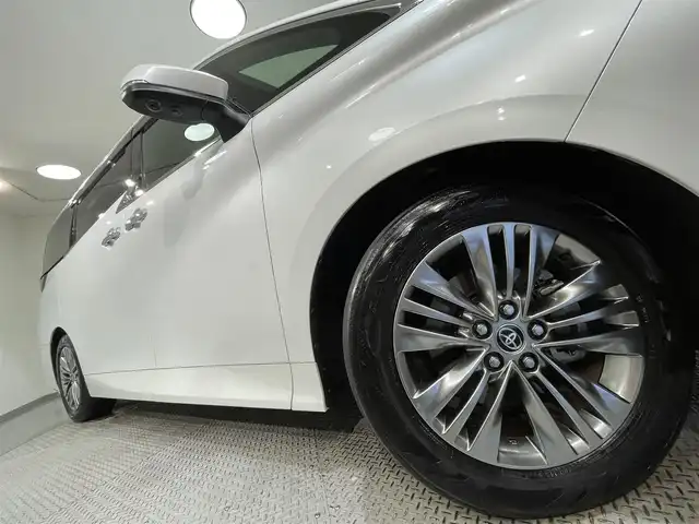 トヨタ アルファードハイブリット Z 愛知県 2023(令5)年 2.2万km プラチナホワイトパールマイカ 左右独立ムーンルーフ　/純正フリップダウンモニター　/純正１４インチディスプレイオーディオＰｌｕｓ　/（Bluetooth/フルセグTV/USB/FM/AM)/トヨタチームメイト/　-アドバンスパーク＋パーキングサポートブレーキ/トヨタセーフティセンス　/　-プリクラッシュセーフティ/　-レーントレーニングアシスト(LDA)/　-レーダークルーズコントロール(ACC)/　-オートマチックハイビーム/　-ロードサインアシスト/デジタルインナーミラー　/パノラマミックビューモニター/ビルトインETC2.0/前後ドライブレコーダー/両側パワースライドドア/ブラインドスポットモニター/AC100V/置くだけ充電/電動パワーシート/快適温熱シート＋ベンチレーション