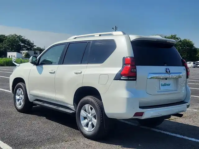 トヨタ ランドクルーザー プラド TX 群馬県 2023(令5)年 2.3万km パール 〇純正ナビ/〇フルセグTV/〇バックカメラ/〇後席用モニター/〇ムーンルーフ/〇ビルトインETC/〇パワーバッグドア/〇セーフティセンス/〇クリアランスソナー/〇LEDヘッドランプ/〇オートライト/〇フォグランプ/〇ルーフレール/〇7人乗り/〇純正17インチアルミ/〇革巻きステアリング/〇左右独立オートエアコン/〇スマートエントリー/〇禁煙車