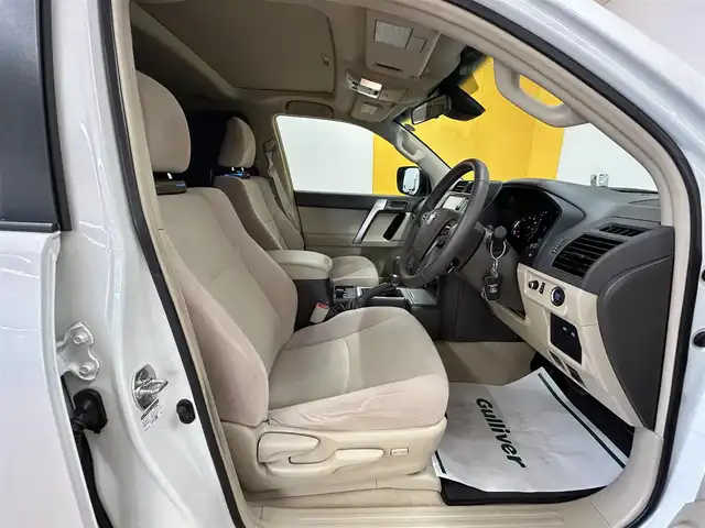 トヨタ ランドクルーザー プラド TX 群馬県 2023(令5)年 2.4万km ホワイトパールクリスタルシャイン トヨタセーフティセンス/・プリクラッシュセーフティ/・レーンディパーチャーアラート/・クリアランスソナー/・ロードサインアシスト/・レーダークルーズコントロール/・先行車発進告知/サンルーフ/純正SDナビ/・フルセグTV/・Bluetooth/・DVD/CD/SD/HDMI/・FM/AM/社外後席モニター/バックカメラ/ビルトインETC/革巻きステアリング/ステアリングスイッチ/スマートキー/プッシュスタート/LEDヘッドライト/フォグランプ/オートライト/オートマチックハイビーム/ヘッドライトウォッシャー/純正17インチAW/フロアマット/電動格納ウィンカーミラー/横滑り防止機能