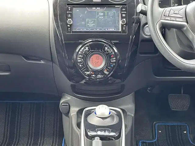日産 ノート e－パワー X 千葉県 2018(平30)年 2.4万km シャイニングブルー 純正メモリナビ/(フルセグTV BT CD DVD FM AM）/全周囲カメラ/衝突被害軽減システム/車線逸脱警報/横滑り防止装置/ETC/ドライブレコーダー/アイドリングストップ/LEDヘッドライト/オートライト/ウィンカーミラー/電動格納ミラー/シートリフター/プッシュスタート/スマートキー/フロアマット/ドアバイザー/スペアキー/取扱説明書