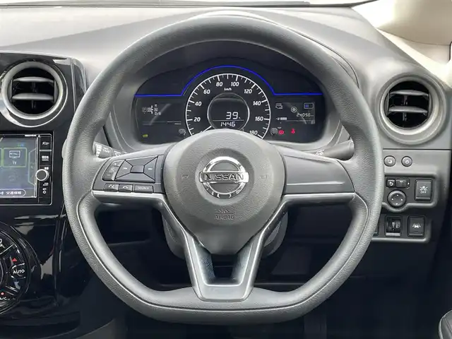 日産 ノート e－パワー X 千葉県 2018(平30)年 2.4万km シャイニングブルー 純正メモリナビ/(フルセグTV BT CD DVD FM AM）/全周囲カメラ/衝突被害軽減システム/車線逸脱警報/横滑り防止装置/ETC/ドライブレコーダー/アイドリングストップ/LEDヘッドライト/オートライト/ウィンカーミラー/電動格納ミラー/シートリフター/プッシュスタート/スマートキー/フロアマット/ドアバイザー/スペアキー/取扱説明書
