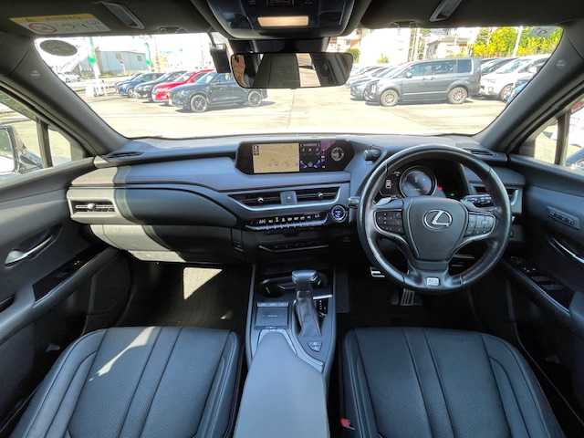 レクサス ＵＸ 250h Fスポーツ 静岡県 2019(令1)年 6万km ホワイトノーヴァガラスフレーク ●純正ナビ/（フルセグ/CD/DVD/Bluetooth）/●全方位カメラ/●アダプティブクルーズコントロール/●プリクラッシュセーフティー/●レーントレーシングアシスト/●後方クリアランスソナー/●インテリジェントパーキングアシスト/●ブラインドスポットモニター/●電動サイドパーキング/●オートブレーキホールド/●LEDヘッドライト/●オートライト/●オートマチックハイビーム/●フォグランプ/●革巻きステアリング/●ステアリングスイッチ/●パドルシフト/●ステアリングヒーター/●電動格納ウインカーミラー/●運転席＆助手席パワーシート/●運転席＆助手席シートヒーター/●運転席シートメモリー/●ETC/●純正フロアマット/●ドアバイザー/●前方ドライブレコーダー/●ISOFIX/●プッシュスタート/●スマートキー/●純正18インチアルミホイール/●W+サイド+カーテンSRS+ABS