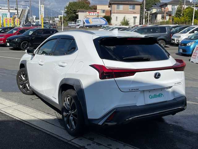 レクサス ＵＸ 250h Fスポーツ 静岡県 2019(令1)年 6万km ホワイトノーヴァガラスフレーク ●純正ナビ/（フルセグ/CD/DVD/Bluetooth）/●全方位カメラ/●アダプティブクルーズコントロール/●プリクラッシュセーフティー/●レーントレーシングアシスト/●後方クリアランスソナー/●インテリジェントパーキングアシスト/●ブラインドスポットモニター/●電動サイドパーキング/●オートブレーキホールド/●LEDヘッドライト/●オートライト/●オートマチックハイビーム/●フォグランプ/●革巻きステアリング/●ステアリングスイッチ/●パドルシフト/●ステアリングヒーター/●電動格納ウインカーミラー/●運転席＆助手席パワーシート/●運転席＆助手席シートヒーター/●運転席シートメモリー/●ETC/●純正フロアマット/●ドアバイザー/●前方ドライブレコーダー/●ISOFIX/●プッシュスタート/●スマートキー/●純正18インチアルミホイール/●W+サイド+カーテンSRS+ABS