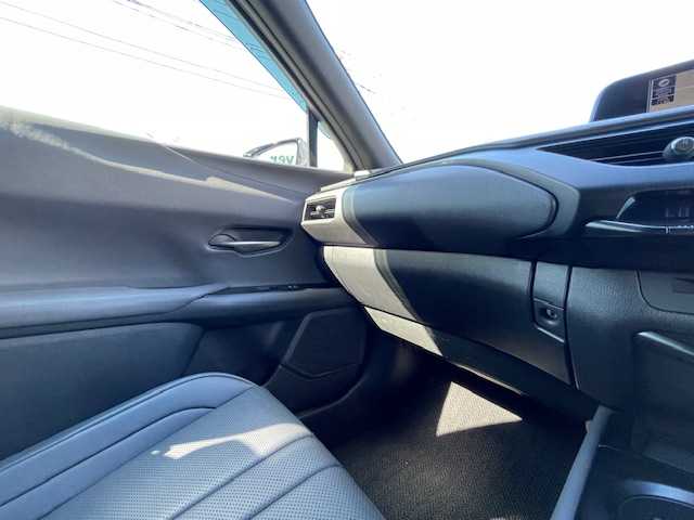 レクサス ＵＸ 250h Fスポーツ 静岡県 2019(令1)年 6万km ホワイトノーヴァガラスフレーク ●純正ナビ/（フルセグ/CD/DVD/Bluetooth）/●全方位カメラ/●アダプティブクルーズコントロール/●プリクラッシュセーフティー/●レーントレーシングアシスト/●後方クリアランスソナー/●インテリジェントパーキングアシスト/●ブラインドスポットモニター/●電動サイドパーキング/●オートブレーキホールド/●LEDヘッドライト/●オートライト/●オートマチックハイビーム/●フォグランプ/●革巻きステアリング/●ステアリングスイッチ/●パドルシフト/●ステアリングヒーター/●電動格納ウインカーミラー/●運転席＆助手席パワーシート/●運転席＆助手席シートヒーター/●運転席シートメモリー/●ETC/●純正フロアマット/●ドアバイザー/●前方ドライブレコーダー/●ISOFIX/●プッシュスタート/●スマートキー/●純正18インチアルミホイール/●W+サイド+カーテンSRS+ABS