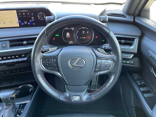 レクサス ＵＸ 250h Fスポーツ 静岡県 2019(令1)年 6万km ホワイトノーヴァガラスフレーク ●純正ナビ/（フルセグ/CD/DVD/Bluetooth）/●全方位カメラ/●アダプティブクルーズコントロール/●プリクラッシュセーフティー/●レーントレーシングアシスト/●後方クリアランスソナー/●インテリジェントパーキングアシスト/●ブラインドスポットモニター/●電動サイドパーキング/●オートブレーキホールド/●LEDヘッドライト/●オートライト/●オートマチックハイビーム/●フォグランプ/●革巻きステアリング/●ステアリングスイッチ/●パドルシフト/●ステアリングヒーター/●電動格納ウインカーミラー/●運転席＆助手席パワーシート/●運転席＆助手席シートヒーター/●運転席シートメモリー/●ETC/●純正フロアマット/●ドアバイザー/●前方ドライブレコーダー/●ISOFIX/●プッシュスタート/●スマートキー/●純正18インチアルミホイール/●W+サイド+カーテンSRS+ABS