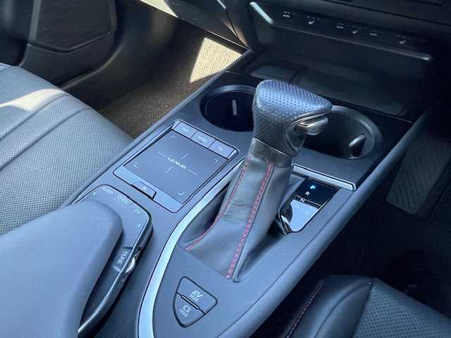 レクサス ＵＸ 250h Fスポーツ 静岡県 2019(令1)年 6万km ホワイトノーヴァガラスフレーク ●純正ナビ/（フルセグ/CD/DVD/Bluetooth）/●全方位カメラ/●アダプティブクルーズコントロール/●プリクラッシュセーフティー/●レーントレーシングアシスト/●後方クリアランスソナー/●インテリジェントパーキングアシスト/●ブラインドスポットモニター/●電動サイドパーキング/●オートブレーキホールド/●LEDヘッドライト/●オートライト/●オートマチックハイビーム/●フォグランプ/●革巻きステアリング/●ステアリングスイッチ/●パドルシフト/●ステアリングヒーター/●電動格納ウインカーミラー/●運転席＆助手席パワーシート/●運転席＆助手席シートヒーター/●運転席シートメモリー/●ETC/●純正フロアマット/●ドアバイザー/●前方ドライブレコーダー/●ISOFIX/●プッシュスタート/●スマートキー/●純正18インチアルミホイール/●W+サイド+カーテンSRS+ABS