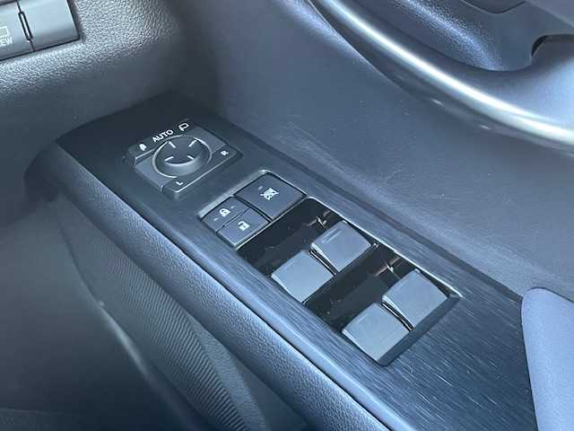 レクサス ＵＸ 250h Fスポーツ 静岡県 2019(令1)年 6万km ホワイトノーヴァガラスフレーク ●純正ナビ/（フルセグ/CD/DVD/Bluetooth）/●全方位カメラ/●アダプティブクルーズコントロール/●プリクラッシュセーフティー/●レーントレーシングアシスト/●後方クリアランスソナー/●インテリジェントパーキングアシスト/●ブラインドスポットモニター/●電動サイドパーキング/●オートブレーキホールド/●LEDヘッドライト/●オートライト/●オートマチックハイビーム/●フォグランプ/●革巻きステアリング/●ステアリングスイッチ/●パドルシフト/●ステアリングヒーター/●電動格納ウインカーミラー/●運転席＆助手席パワーシート/●運転席＆助手席シートヒーター/●運転席シートメモリー/●ETC/●純正フロアマット/●ドアバイザー/●前方ドライブレコーダー/●ISOFIX/●プッシュスタート/●スマートキー/●純正18インチアルミホイール/●W+サイド+カーテンSRS+ABS