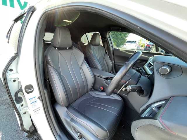 レクサス ＵＸ 250h Fスポーツ 静岡県 2019(令1)年 6万km ホワイトノーヴァガラスフレーク ●純正ナビ/（フルセグ/CD/DVD/Bluetooth）/●全方位カメラ/●アダプティブクルーズコントロール/●プリクラッシュセーフティー/●レーントレーシングアシスト/●後方クリアランスソナー/●インテリジェントパーキングアシスト/●ブラインドスポットモニター/●電動サイドパーキング/●オートブレーキホールド/●LEDヘッドライト/●オートライト/●オートマチックハイビーム/●フォグランプ/●革巻きステアリング/●ステアリングスイッチ/●パドルシフト/●ステアリングヒーター/●電動格納ウインカーミラー/●運転席＆助手席パワーシート/●運転席＆助手席シートヒーター/●運転席シートメモリー/●ETC/●純正フロアマット/●ドアバイザー/●前方ドライブレコーダー/●ISOFIX/●プッシュスタート/●スマートキー/●純正18インチアルミホイール/●W+サイド+カーテンSRS+ABS