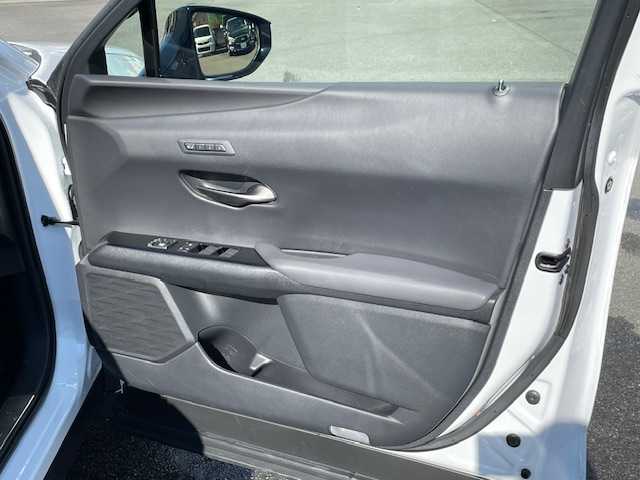 レクサス ＵＸ 250h Fスポーツ 静岡県 2019(令1)年 6万km ホワイトノーヴァガラスフレーク ●純正ナビ/（フルセグ/CD/DVD/Bluetooth）/●全方位カメラ/●アダプティブクルーズコントロール/●プリクラッシュセーフティー/●レーントレーシングアシスト/●後方クリアランスソナー/●インテリジェントパーキングアシスト/●ブラインドスポットモニター/●電動サイドパーキング/●オートブレーキホールド/●LEDヘッドライト/●オートライト/●オートマチックハイビーム/●フォグランプ/●革巻きステアリング/●ステアリングスイッチ/●パドルシフト/●ステアリングヒーター/●電動格納ウインカーミラー/●運転席＆助手席パワーシート/●運転席＆助手席シートヒーター/●運転席シートメモリー/●ETC/●純正フロアマット/●ドアバイザー/●前方ドライブレコーダー/●ISOFIX/●プッシュスタート/●スマートキー/●純正18インチアルミホイール/●W+サイド+カーテンSRS+ABS