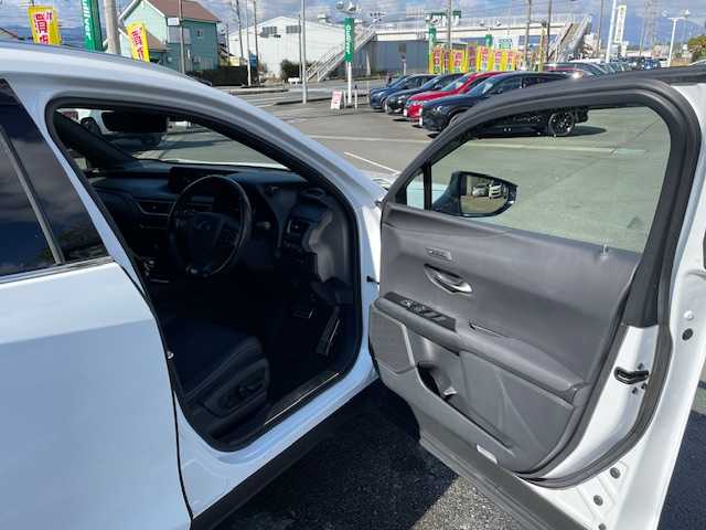 レクサス ＵＸ 250h Fスポーツ 静岡県 2019(令1)年 6万km ホワイトノーヴァガラスフレーク ●純正ナビ/（フルセグ/CD/DVD/Bluetooth）/●全方位カメラ/●アダプティブクルーズコントロール/●プリクラッシュセーフティー/●レーントレーシングアシスト/●後方クリアランスソナー/●インテリジェントパーキングアシスト/●ブラインドスポットモニター/●電動サイドパーキング/●オートブレーキホールド/●LEDヘッドライト/●オートライト/●オートマチックハイビーム/●フォグランプ/●革巻きステアリング/●ステアリングスイッチ/●パドルシフト/●ステアリングヒーター/●電動格納ウインカーミラー/●運転席＆助手席パワーシート/●運転席＆助手席シートヒーター/●運転席シートメモリー/●ETC/●純正フロアマット/●ドアバイザー/●前方ドライブレコーダー/●ISOFIX/●プッシュスタート/●スマートキー/●純正18インチアルミホイール/●W+サイド+カーテンSRS+ABS