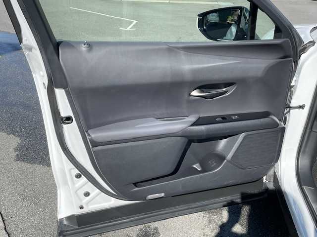 レクサス ＵＸ 250h Fスポーツ 静岡県 2019(令1)年 6万km ホワイトノーヴァガラスフレーク ●純正ナビ/（フルセグ/CD/DVD/Bluetooth）/●全方位カメラ/●アダプティブクルーズコントロール/●プリクラッシュセーフティー/●レーントレーシングアシスト/●後方クリアランスソナー/●インテリジェントパーキングアシスト/●ブラインドスポットモニター/●電動サイドパーキング/●オートブレーキホールド/●LEDヘッドライト/●オートライト/●オートマチックハイビーム/●フォグランプ/●革巻きステアリング/●ステアリングスイッチ/●パドルシフト/●ステアリングヒーター/●電動格納ウインカーミラー/●運転席＆助手席パワーシート/●運転席＆助手席シートヒーター/●運転席シートメモリー/●ETC/●純正フロアマット/●ドアバイザー/●前方ドライブレコーダー/●ISOFIX/●プッシュスタート/●スマートキー/●純正18インチアルミホイール/●W+サイド+カーテンSRS+ABS