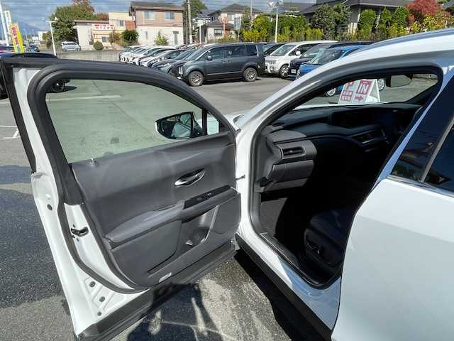 レクサス ＵＸ 250h Fスポーツ 静岡県 2019(令1)年 6万km ホワイトノーヴァガラスフレーク ●純正ナビ/（フルセグ/CD/DVD/Bluetooth）/●全方位カメラ/●アダプティブクルーズコントロール/●プリクラッシュセーフティー/●レーントレーシングアシスト/●後方クリアランスソナー/●インテリジェントパーキングアシスト/●ブラインドスポットモニター/●電動サイドパーキング/●オートブレーキホールド/●LEDヘッドライト/●オートライト/●オートマチックハイビーム/●フォグランプ/●革巻きステアリング/●ステアリングスイッチ/●パドルシフト/●ステアリングヒーター/●電動格納ウインカーミラー/●運転席＆助手席パワーシート/●運転席＆助手席シートヒーター/●運転席シートメモリー/●ETC/●純正フロアマット/●ドアバイザー/●前方ドライブレコーダー/●ISOFIX/●プッシュスタート/●スマートキー/●純正18インチアルミホイール/●W+サイド+カーテンSRS+ABS