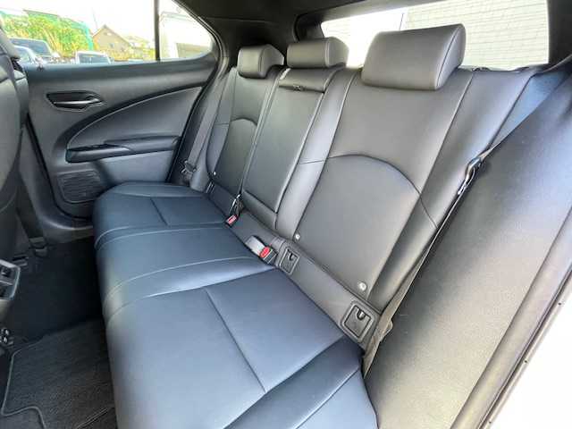 レクサス ＵＸ 250h Fスポーツ 静岡県 2019(令1)年 6万km ホワイトノーヴァガラスフレーク ●純正ナビ/（フルセグ/CD/DVD/Bluetooth）/●全方位カメラ/●アダプティブクルーズコントロール/●プリクラッシュセーフティー/●レーントレーシングアシスト/●後方クリアランスソナー/●インテリジェントパーキングアシスト/●ブラインドスポットモニター/●電動サイドパーキング/●オートブレーキホールド/●LEDヘッドライト/●オートライト/●オートマチックハイビーム/●フォグランプ/●革巻きステアリング/●ステアリングスイッチ/●パドルシフト/●ステアリングヒーター/●電動格納ウインカーミラー/●運転席＆助手席パワーシート/●運転席＆助手席シートヒーター/●運転席シートメモリー/●ETC/●純正フロアマット/●ドアバイザー/●前方ドライブレコーダー/●ISOFIX/●プッシュスタート/●スマートキー/●純正18インチアルミホイール/●W+サイド+カーテンSRS+ABS