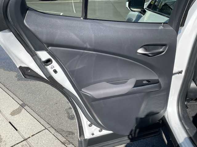 レクサス ＵＸ 250h Fスポーツ 静岡県 2019(令1)年 6万km ホワイトノーヴァガラスフレーク ●純正ナビ/（フルセグ/CD/DVD/Bluetooth）/●全方位カメラ/●アダプティブクルーズコントロール/●プリクラッシュセーフティー/●レーントレーシングアシスト/●後方クリアランスソナー/●インテリジェントパーキングアシスト/●ブラインドスポットモニター/●電動サイドパーキング/●オートブレーキホールド/●LEDヘッドライト/●オートライト/●オートマチックハイビーム/●フォグランプ/●革巻きステアリング/●ステアリングスイッチ/●パドルシフト/●ステアリングヒーター/●電動格納ウインカーミラー/●運転席＆助手席パワーシート/●運転席＆助手席シートヒーター/●運転席シートメモリー/●ETC/●純正フロアマット/●ドアバイザー/●前方ドライブレコーダー/●ISOFIX/●プッシュスタート/●スマートキー/●純正18インチアルミホイール/●W+サイド+カーテンSRS+ABS