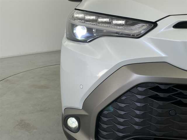 トヨタ カローラ クロス ハイブリッド Z 群馬県 2023(令5)年 1.6万km プラチナホワイトパールマイカ パノラマルーフ　純正９インチディスプレイオーディオナビ（Bluetooth/Miracast/USB/AM/FM）　バックカメラ　パワーバックドア　D+N席シートヒーター　D席パワーシート　ETC　AC１００V　トヨタセーフティセンス　プリクラッシュセーフティ　レーントレーシングアシスト　パーキングサポートブレーキ　クリアランスソナー　ロードサインアシスト　レーダークルーズコントロール　オートハイビーム　プッシュスタート　スマートキー　電動パーキングブレーキ　社外アルミホイール付スタッドレスタイヤ積込　ワンオーナー