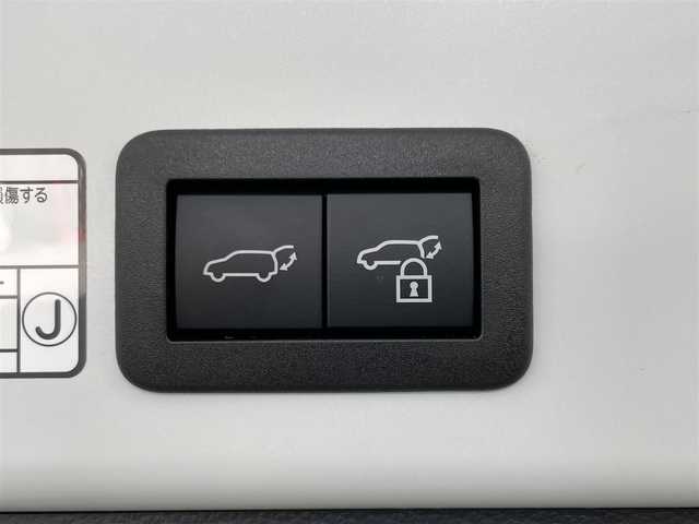 トヨタ カローラ クロス ハイブリッド Z 群馬県 2023(令5)年 1.6万km プラチナホワイトパールマイカ パノラマルーフ　純正９インチディスプレイオーディオナビ（Bluetooth/Miracast/USB/AM/FM）　バックカメラ　パワーバックドア　D+N席シートヒーター　D席パワーシート　ETC　AC１００V　トヨタセーフティセンス　プリクラッシュセーフティ　レーントレーシングアシスト　パーキングサポートブレーキ　クリアランスソナー　ロードサインアシスト　レーダークルーズコントロール　オートハイビーム　プッシュスタート　スマートキー　電動パーキングブレーキ　社外アルミホイール付スタッドレスタイヤ積込　ワンオーナー