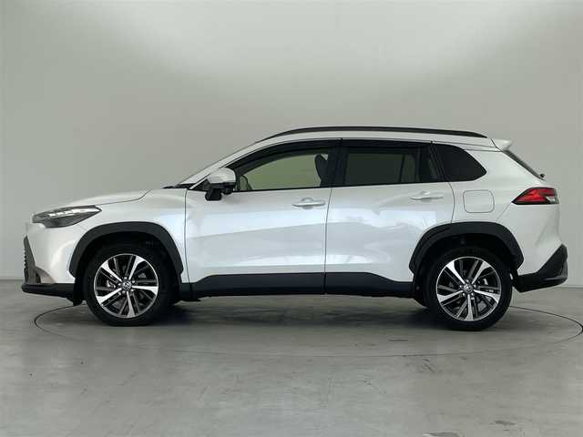 トヨタ カローラ クロス ハイブリッド Z 群馬県 2023(令5)年 1.6万km プラチナホワイトパールマイカ パノラマルーフ　純正９インチディスプレイオーディオナビ（Bluetooth/Miracast/USB/AM/FM）　バックカメラ　パワーバックドア　D+N席シートヒーター　D席パワーシート　ETC　AC１００V　トヨタセーフティセンス　プリクラッシュセーフティ　レーントレーシングアシスト　パーキングサポートブレーキ　クリアランスソナー　ロードサインアシスト　レーダークルーズコントロール　オートハイビーム　プッシュスタート　スマートキー　電動パーキングブレーキ　社外アルミホイール付スタッドレスタイヤ積込　ワンオーナー