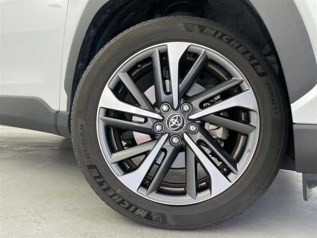 トヨタ カローラ クロス ハイブリッド Z 群馬県 2023(令5)年 1.6万km プラチナホワイトパールマイカ パノラマルーフ　純正９インチディスプレイオーディオナビ（Bluetooth/Miracast/USB/AM/FM）　バックカメラ　パワーバックドア　D+N席シートヒーター　D席パワーシート　ETC　AC１００V　トヨタセーフティセンス　プリクラッシュセーフティ　レーントレーシングアシスト　パーキングサポートブレーキ　クリアランスソナー　ロードサインアシスト　レーダークルーズコントロール　オートハイビーム　プッシュスタート　スマートキー　電動パーキングブレーキ　社外アルミホイール付スタッドレスタイヤ積込　ワンオーナー