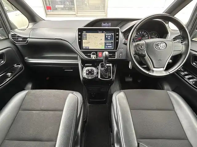 トヨタ ノア Si ダブルバイビーⅡ 福岡県 2019(平31)年 4.3万km ブラック MODELLISTAエアロ（フロント、サイド）/純正10インチメモリナビ【NSZN-Z68T】/　（FM/AM/HDMI/CD/DVD/Bluetooth/フルセグTV）/バックカメラ/純正12インチフリップダウンモニター(リモコン付)【V12T-R68C】/トヨタセーフティーセンス/・プリクラッシュセーフティー/・レーントレーシングサポート/・レーダークルーズコントロール/・レーンディパーチャーアラート/・オートマッチックハイビーム/・パーキングサポートブレーキ/・先行車発進アラーム/クリアランスソナー/横滑り防止装置/盗難防止装置/オートライト/純正16インチアルミホイール/黒ハーフレザーシート/両側パワースライドドア/ナビ連動純正ドライブレコーダー【DRT-C68A】/ビルトインETC/アイドリングストップ/ドアバイザー/プッシュスタート/純正フロアマット/ISOFIX/2.1A電源プラグ×2/スペアキー×1/保証書/取扱説明書/ナビ取扱説明書/ETC取扱説明書