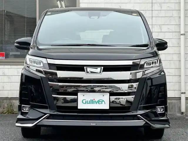 トヨタ ノア Si ダブルバイビーⅡ 福岡県 2019(平31)年 4.3万km ブラック MODELLISTAエアロ（フロント、サイド）/純正10インチメモリナビ【NSZN-Z68T】/　（FM/AM/HDMI/CD/DVD/Bluetooth/フルセグTV）/バックカメラ/純正12インチフリップダウンモニター(リモコン付)【V12T-R68C】/トヨタセーフティーセンス/・プリクラッシュセーフティー/・レーントレーシングサポート/・レーダークルーズコントロール/・レーンディパーチャーアラート/・オートマッチックハイビーム/・パーキングサポートブレーキ/・先行車発進アラーム/クリアランスソナー/横滑り防止装置/盗難防止装置/オートライト/純正16インチアルミホイール/黒ハーフレザーシート/両側パワースライドドア/ナビ連動純正ドライブレコーダー【DRT-C68A】/ビルトインETC/アイドリングストップ/ドアバイザー/プッシュスタート/純正フロアマット/ISOFIX/2.1A電源プラグ×2/スペアキー×1/保証書/取扱説明書/ナビ取扱説明書/ETC取扱説明書
