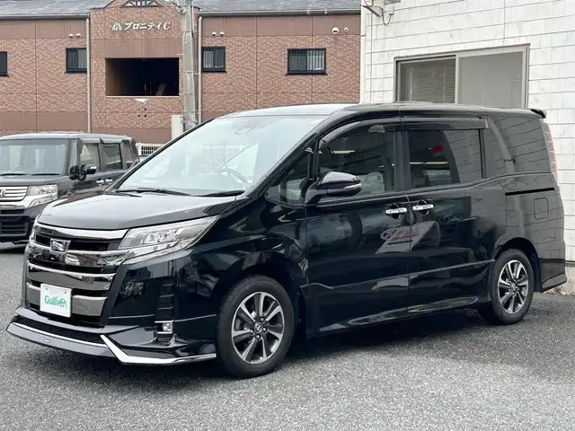 トヨタ ノア Si ダブルバイビーⅡ 福岡県 2019(平31)年 4.3万km ブラック MODELLISTAエアロ（フロント、サイド）/純正10インチメモリナビ【NSZN-Z68T】/　（FM/AM/HDMI/CD/DVD/Bluetooth/フルセグTV）/バックカメラ/純正12インチフリップダウンモニター(リモコン付)【V12T-R68C】/トヨタセーフティーセンス/・プリクラッシュセーフティー/・レーントレーシングサポート/・レーダークルーズコントロール/・レーンディパーチャーアラート/・オートマッチックハイビーム/・パーキングサポートブレーキ/・先行車発進アラーム/クリアランスソナー/横滑り防止装置/盗難防止装置/オートライト/純正16インチアルミホイール/黒ハーフレザーシート/両側パワースライドドア/ナビ連動純正ドライブレコーダー【DRT-C68A】/ビルトインETC/アイドリングストップ/ドアバイザー/プッシュスタート/純正フロアマット/ISOFIX/2.1A電源プラグ×2/スペアキー×1/保証書/取扱説明書/ナビ取扱説明書/ETC取扱説明書