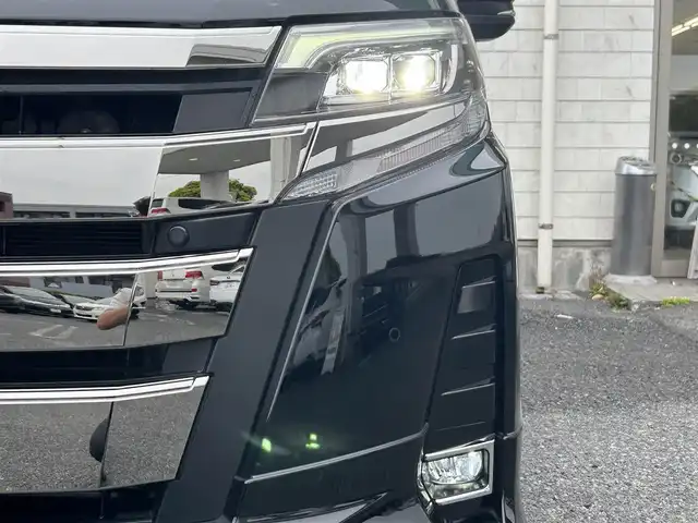 トヨタ ノア Si ダブルバイビーⅡ 福岡県 2019(平31)年 4.3万km ブラック MODELLISTAエアロ（フロント、サイド）/純正10インチメモリナビ【NSZN-Z68T】/　（FM/AM/HDMI/CD/DVD/Bluetooth/フルセグTV）/バックカメラ/純正12インチフリップダウンモニター(リモコン付)【V12T-R68C】/トヨタセーフティーセンス/・プリクラッシュセーフティー/・レーントレーシングサポート/・レーダークルーズコントロール/・レーンディパーチャーアラート/・オートマッチックハイビーム/・パーキングサポートブレーキ/・先行車発進アラーム/クリアランスソナー/横滑り防止装置/盗難防止装置/オートライト/純正16インチアルミホイール/黒ハーフレザーシート/両側パワースライドドア/ナビ連動純正ドライブレコーダー【DRT-C68A】/ビルトインETC/アイドリングストップ/ドアバイザー/プッシュスタート/純正フロアマット/ISOFIX/2.1A電源プラグ×2/スペアキー×1/保証書/取扱説明書/ナビ取扱説明書/ETC取扱説明書