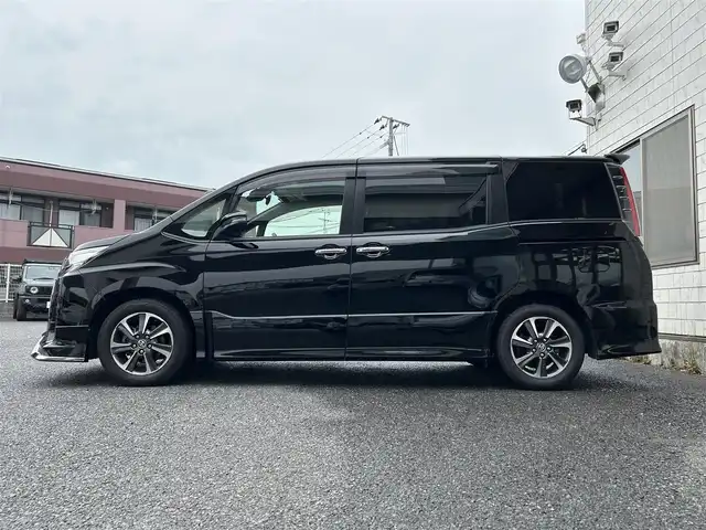 トヨタ ノア Si ダブルバイビーⅡ 福岡県 2019(平31)年 4.3万km ブラック MODELLISTAエアロ（フロント、サイド）/純正10インチメモリナビ【NSZN-Z68T】/　（FM/AM/HDMI/CD/DVD/Bluetooth/フルセグTV）/バックカメラ/純正12インチフリップダウンモニター(リモコン付)【V12T-R68C】/トヨタセーフティーセンス/・プリクラッシュセーフティー/・レーントレーシングサポート/・レーダークルーズコントロール/・レーンディパーチャーアラート/・オートマッチックハイビーム/・パーキングサポートブレーキ/・先行車発進アラーム/クリアランスソナー/横滑り防止装置/盗難防止装置/オートライト/純正16インチアルミホイール/黒ハーフレザーシート/両側パワースライドドア/ナビ連動純正ドライブレコーダー【DRT-C68A】/ビルトインETC/アイドリングストップ/ドアバイザー/プッシュスタート/純正フロアマット/ISOFIX/2.1A電源プラグ×2/スペアキー×1/保証書/取扱説明書/ナビ取扱説明書/ETC取扱説明書