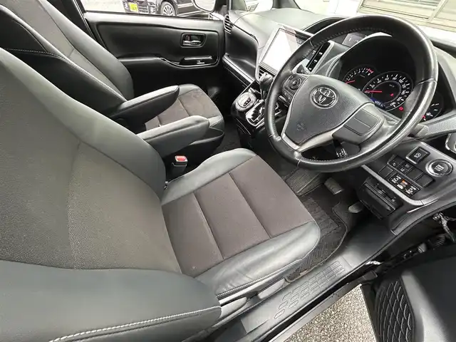 トヨタ ノア Si ダブルバイビーⅡ 福岡県 2019(平31)年 4.3万km ブラック MODELLISTAエアロ（フロント、サイド）/純正10インチメモリナビ【NSZN-Z68T】/　（FM/AM/HDMI/CD/DVD/Bluetooth/フルセグTV）/バックカメラ/純正12インチフリップダウンモニター(リモコン付)【V12T-R68C】/トヨタセーフティーセンス/・プリクラッシュセーフティー/・レーントレーシングサポート/・レーダークルーズコントロール/・レーンディパーチャーアラート/・オートマッチックハイビーム/・パーキングサポートブレーキ/・先行車発進アラーム/クリアランスソナー/横滑り防止装置/盗難防止装置/オートライト/純正16インチアルミホイール/黒ハーフレザーシート/両側パワースライドドア/ナビ連動純正ドライブレコーダー【DRT-C68A】/ビルトインETC/アイドリングストップ/ドアバイザー/プッシュスタート/純正フロアマット/ISOFIX/2.1A電源プラグ×2/スペアキー×1/保証書/取扱説明書/ナビ取扱説明書/ETC取扱説明書
