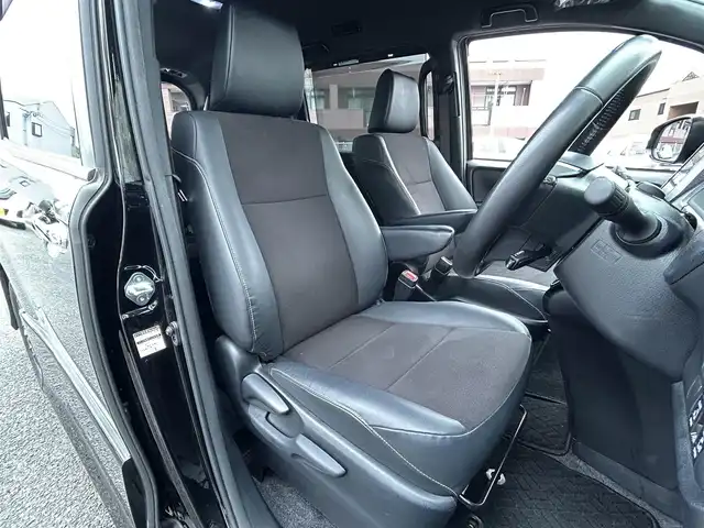 トヨタ ノア Si ダブルバイビーⅡ 福岡県 2019(平31)年 4.3万km ブラック MODELLISTAエアロ（フロント、サイド）/純正10インチメモリナビ【NSZN-Z68T】/　（FM/AM/HDMI/CD/DVD/Bluetooth/フルセグTV）/バックカメラ/純正12インチフリップダウンモニター(リモコン付)【V12T-R68C】/トヨタセーフティーセンス/・プリクラッシュセーフティー/・レーントレーシングサポート/・レーダークルーズコントロール/・レーンディパーチャーアラート/・オートマッチックハイビーム/・パーキングサポートブレーキ/・先行車発進アラーム/クリアランスソナー/横滑り防止装置/盗難防止装置/オートライト/純正16インチアルミホイール/黒ハーフレザーシート/両側パワースライドドア/ナビ連動純正ドライブレコーダー【DRT-C68A】/ビルトインETC/アイドリングストップ/ドアバイザー/プッシュスタート/純正フロアマット/ISOFIX/2.1A電源プラグ×2/スペアキー×1/保証書/取扱説明書/ナビ取扱説明書/ETC取扱説明書