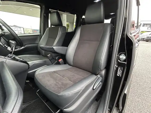 トヨタ ノア Si ダブルバイビーⅡ 福岡県 2019(平31)年 4.3万km ブラック MODELLISTAエアロ（フロント、サイド）/純正10インチメモリナビ【NSZN-Z68T】/　（FM/AM/HDMI/CD/DVD/Bluetooth/フルセグTV）/バックカメラ/純正12インチフリップダウンモニター(リモコン付)【V12T-R68C】/トヨタセーフティーセンス/・プリクラッシュセーフティー/・レーントレーシングサポート/・レーダークルーズコントロール/・レーンディパーチャーアラート/・オートマッチックハイビーム/・パーキングサポートブレーキ/・先行車発進アラーム/クリアランスソナー/横滑り防止装置/盗難防止装置/オートライト/純正16インチアルミホイール/黒ハーフレザーシート/両側パワースライドドア/ナビ連動純正ドライブレコーダー【DRT-C68A】/ビルトインETC/アイドリングストップ/ドアバイザー/プッシュスタート/純正フロアマット/ISOFIX/2.1A電源プラグ×2/スペアキー×1/保証書/取扱説明書/ナビ取扱説明書/ETC取扱説明書