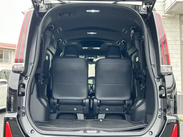 トヨタ ノア Si ダブルバイビーⅡ 福岡県 2019(平31)年 4.3万km ブラック MODELLISTAエアロ（フロント、サイド）/純正10インチメモリナビ【NSZN-Z68T】/　（FM/AM/HDMI/CD/DVD/Bluetooth/フルセグTV）/バックカメラ/純正12インチフリップダウンモニター(リモコン付)【V12T-R68C】/トヨタセーフティーセンス/・プリクラッシュセーフティー/・レーントレーシングサポート/・レーダークルーズコントロール/・レーンディパーチャーアラート/・オートマッチックハイビーム/・パーキングサポートブレーキ/・先行車発進アラーム/クリアランスソナー/横滑り防止装置/盗難防止装置/オートライト/純正16インチアルミホイール/黒ハーフレザーシート/両側パワースライドドア/ナビ連動純正ドライブレコーダー【DRT-C68A】/ビルトインETC/アイドリングストップ/ドアバイザー/プッシュスタート/純正フロアマット/ISOFIX/2.1A電源プラグ×2/スペアキー×1/保証書/取扱説明書/ナビ取扱説明書/ETC取扱説明書