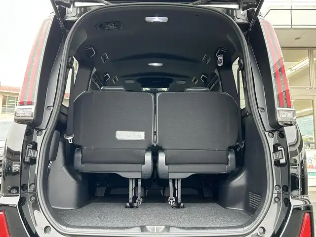 トヨタ ノア Si ダブルバイビーⅡ 福岡県 2019(平31)年 4.3万km ブラック MODELLISTAエアロ（フロント、サイド）/純正10インチメモリナビ【NSZN-Z68T】/　（FM/AM/HDMI/CD/DVD/Bluetooth/フルセグTV）/バックカメラ/純正12インチフリップダウンモニター(リモコン付)【V12T-R68C】/トヨタセーフティーセンス/・プリクラッシュセーフティー/・レーントレーシングサポート/・レーダークルーズコントロール/・レーンディパーチャーアラート/・オートマッチックハイビーム/・パーキングサポートブレーキ/・先行車発進アラーム/クリアランスソナー/横滑り防止装置/盗難防止装置/オートライト/純正16インチアルミホイール/黒ハーフレザーシート/両側パワースライドドア/ナビ連動純正ドライブレコーダー【DRT-C68A】/ビルトインETC/アイドリングストップ/ドアバイザー/プッシュスタート/純正フロアマット/ISOFIX/2.1A電源プラグ×2/スペアキー×1/保証書/取扱説明書/ナビ取扱説明書/ETC取扱説明書