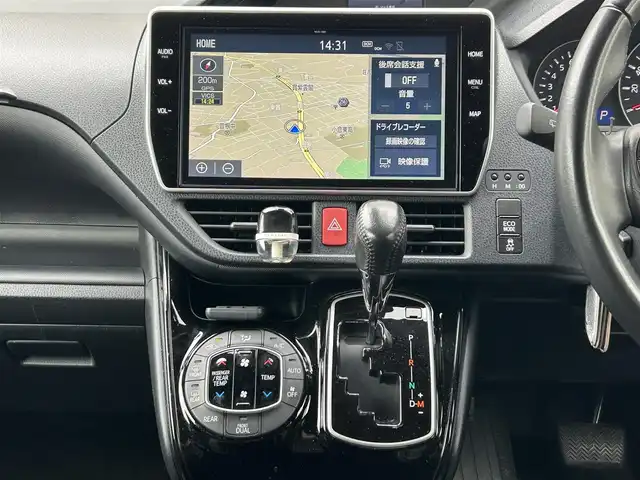 トヨタ ノア Si ダブルバイビーⅡ 福岡県 2019(平31)年 4.3万km ブラック MODELLISTAエアロ（フロント、サイド）/純正10インチメモリナビ【NSZN-Z68T】/　（FM/AM/HDMI/CD/DVD/Bluetooth/フルセグTV）/バックカメラ/純正12インチフリップダウンモニター(リモコン付)【V12T-R68C】/トヨタセーフティーセンス/・プリクラッシュセーフティー/・レーントレーシングサポート/・レーダークルーズコントロール/・レーンディパーチャーアラート/・オートマッチックハイビーム/・パーキングサポートブレーキ/・先行車発進アラーム/クリアランスソナー/横滑り防止装置/盗難防止装置/オートライト/純正16インチアルミホイール/黒ハーフレザーシート/両側パワースライドドア/ナビ連動純正ドライブレコーダー【DRT-C68A】/ビルトインETC/アイドリングストップ/ドアバイザー/プッシュスタート/純正フロアマット/ISOFIX/2.1A電源プラグ×2/スペアキー×1/保証書/取扱説明書/ナビ取扱説明書/ETC取扱説明書