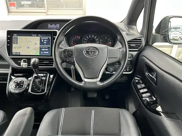 トヨタ ノア Si ダブルバイビーⅡ 福岡県 2019(平31)年 4.3万km ブラック MODELLISTAエアロ（フロント、サイド）/純正10インチメモリナビ【NSZN-Z68T】/　（FM/AM/HDMI/CD/DVD/Bluetooth/フルセグTV）/バックカメラ/純正12インチフリップダウンモニター(リモコン付)【V12T-R68C】/トヨタセーフティーセンス/・プリクラッシュセーフティー/・レーントレーシングサポート/・レーダークルーズコントロール/・レーンディパーチャーアラート/・オートマッチックハイビーム/・パーキングサポートブレーキ/・先行車発進アラーム/クリアランスソナー/横滑り防止装置/盗難防止装置/オートライト/純正16インチアルミホイール/黒ハーフレザーシート/両側パワースライドドア/ナビ連動純正ドライブレコーダー【DRT-C68A】/ビルトインETC/アイドリングストップ/ドアバイザー/プッシュスタート/純正フロアマット/ISOFIX/2.1A電源プラグ×2/スペアキー×1/保証書/取扱説明書/ナビ取扱説明書/ETC取扱説明書