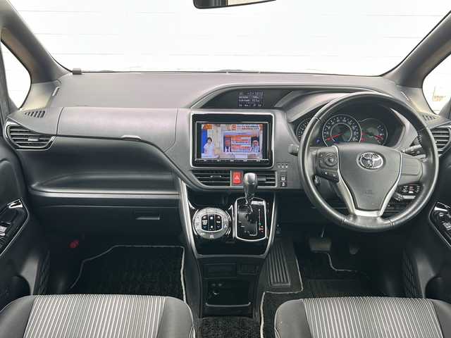 トヨタ ヴォクシー ZS 茨城県 2018(平30)年 7.6万km ブラック 純正エアロ/純正ナビ　CD/DVD/ワンセグ　後席用モニター/バックカメラ　/両側パワスラ/LEDオートライト/クルコン/アイドリングストップ/スマートキー/ETC2.0