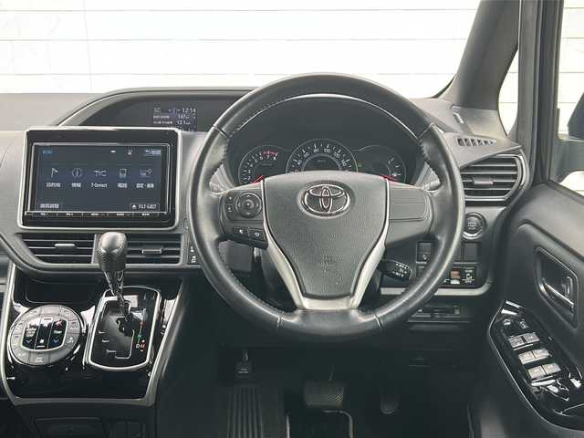 トヨタ ヴォクシー ZS 茨城県 2018(平30)年 7.6万km ブラック 純正エアロ/純正ナビ　CD/DVD/ワンセグ　後席用モニター/バックカメラ　/両側パワスラ/LEDオートライト/クルコン/アイドリングストップ/スマートキー/ETC2.0