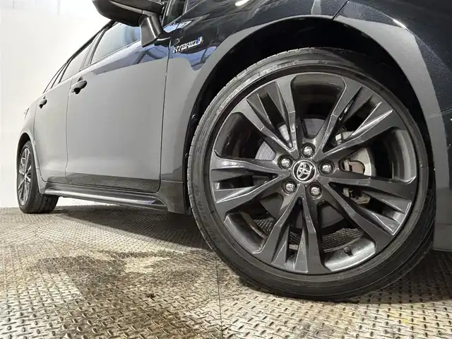トヨタ カローラツーリング ハイブリッド ダブルバイビー 大阪府 2020(令2)年 2.7万km ブラックマイカ ディプレイオーディオ（ナビ有／ＣＤ／ＤＶＤ／Ｂｌｕｅｔｏｏｔｈ）　ＢＳＭ　衝突軽減　レーンアシアスト　レーダークルーズ　バックカメラ　オートホールド　クリアランスソナー　ビルトインＥＴＣ　ドラレコ