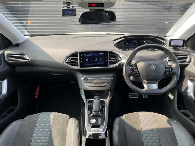 プジョー ３０８ ロードトリップ ブルーHDi 三重県 2021(令3)年 1万km パール ＡＣＣ/デジタルメーター/アクティブセーフティブレーキ/レーンキープアシスト/バックカメラ/専用アルカンターラシート /アップルカープレイ/アンドロイドオート/専用フロアマット/前後ドライブレコーダー/社外レーダー/パドルシフト