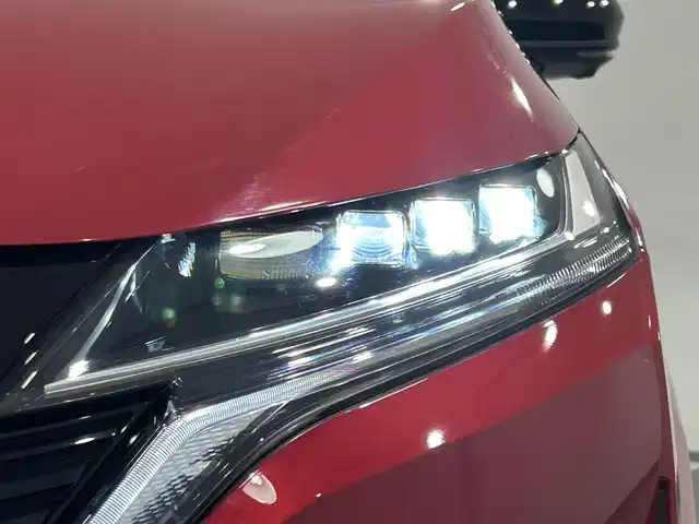 日産 オーラ G 愛知県 2023(令5)年 0.6万km ガーネットレッド/スーパーブラック 2トーン 純正９インチディスプレイナビ　/（Bluetooth/フルセグTV/CarPlay/USB/HDMI/AM/FM)/ＢＯＳＥサウンド　/プロパイロット　/ワイヤレス充電　/ＳＯＳコール　/アラウンドビューモニター　/エマージェンシーブレーキ　/ビルトインＥＴＣ２．０　/ドライブレコーダー　/デジタルインナーミラー　/ＬＥＤヘッドライト/LEDフォグランプ/ブラインドスポットモニター（BSW)/コーナーセンサー/車線逸脱警報/ハンドル支援/純正フロアマット